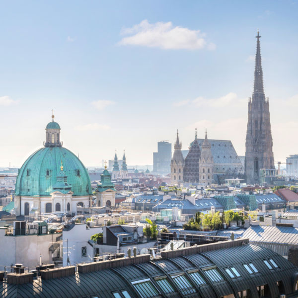 Blick auf die Skyline von Wien mit Karlskirche und Stephansdom